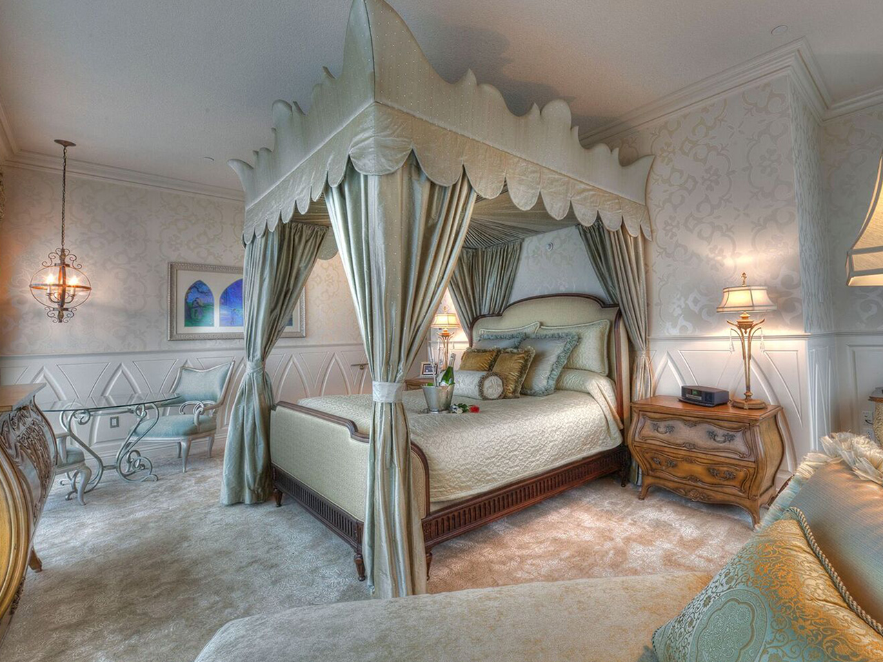 Disneyland Hotel themed suite
